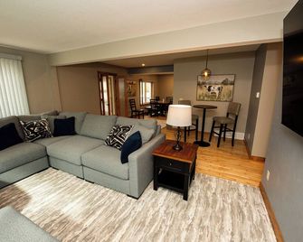 Sleeps 13 - Hot Tub - Game Room - minutes from Road America - Plymouth - Huiskamer