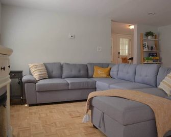 Lee's House - Lakeview House w/ 3 bdrm & 1 bth - Lake Hopatcong - Living room