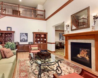 Country Inn & Suites by Radisson Buffalo South, NY - West Seneca - Living room