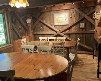 The Barn - A Gathering Place, 90 Acres Bordering Gatineau Park - Wakefield - Restaurace