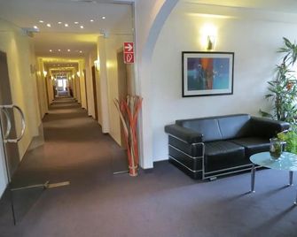 Hotel Merkur Garni - Giesen - Chodba