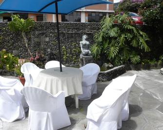 Hosteria Llanovientos - Banos - פטיו