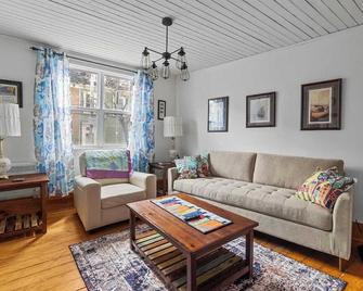 Colorful Charm Jellybean 3br House In St John's - St. John’s - Wohnzimmer