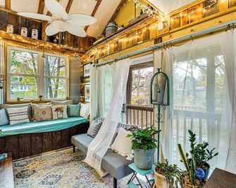 Walk to Downtown: Eclectic Wisconsin Dells Home - Wisconsin Dells - Living room