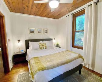 4 Br + Coffee Bar + Firepit + Disc Golf - Sleeps 8 - Baileys Harbor - Slaapkamer