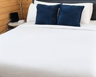 King Bed-Step to Madeira Beach-Heated Pool-Private - St. Pete Beach