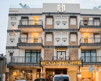 Sunday Belajandro Hotel - Angeles City - Gebäude