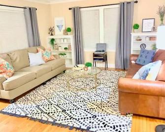 Peoria Speedway Rocky Glen Bradley Park 4bdrm Home - Peoria - Living room