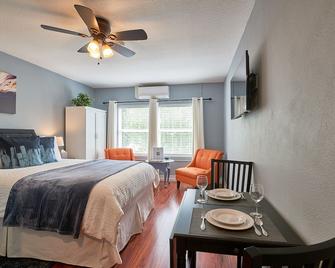 Experience historic Newberg at Yamhill Flats: Suite 2 - 紐伯格 - 臥室