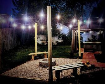 Downtown Hot Tub Escape - Keene - Terasa
