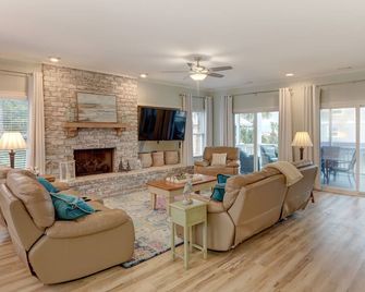 Seaside On 7th - Tybee Island - Living room