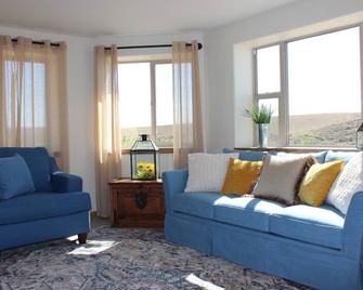 4 bedroom/2 bathroom suite in ranch house with separate entrance. - Craig - Вітальня