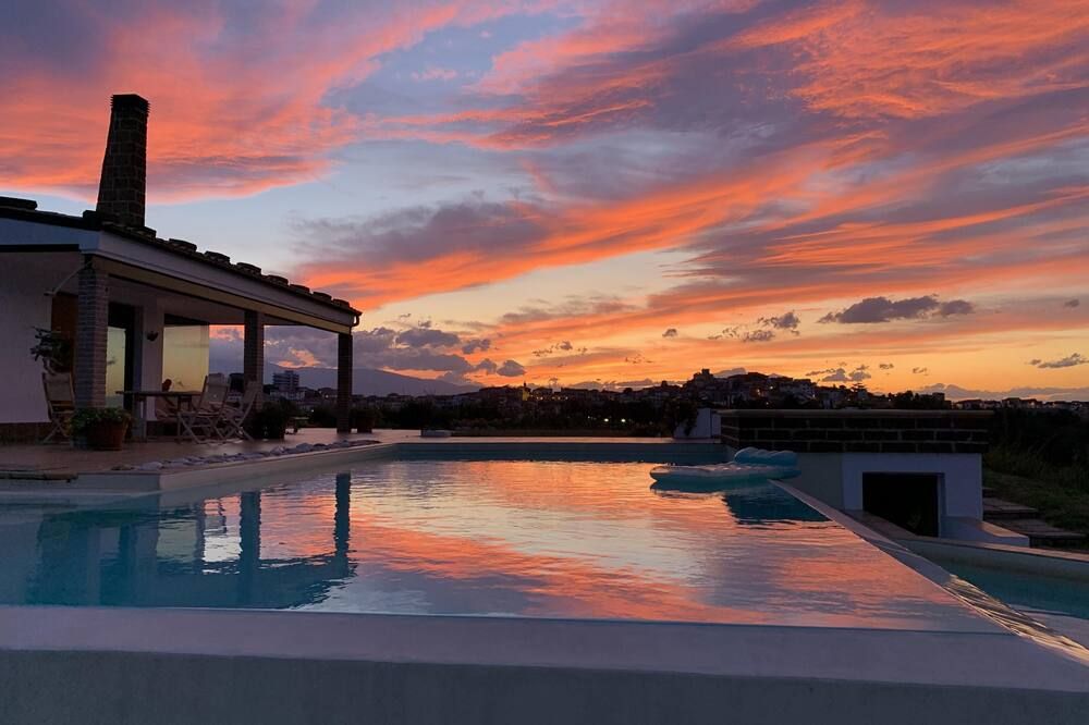 Idyllic Villa, with Infinity Pool, 4 air conditioned bedrooms & stunning views. - تورينو دي سانجرو - حوض السباحة