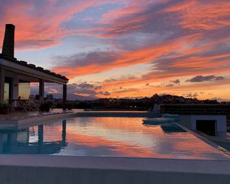 Idyllic Villa, with Infinity Pool, 4 air conditioned bedrooms & stunning views. - Torino di Sangro - Pool