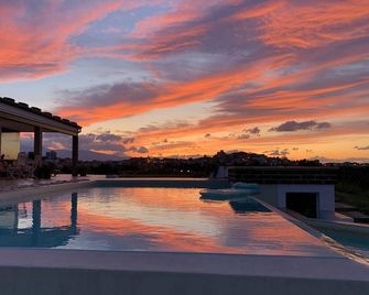 Idyllic Villa, with Infinity Pool, 4 air conditioned bedrooms & stunning views. - Torino di Sangro - Pool