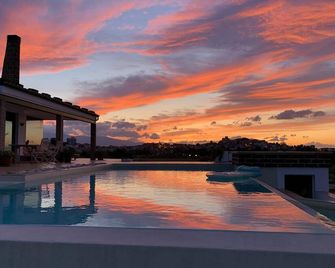 Idyllic Villa, with Infinity Pool, 4 air conditioned bedrooms & stunning views. - تورينو دي سانجرو - حوض السباحة