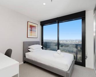 Elegant 3-Bed with Stunning Views Close to Shops - Belconnen - Bedroom