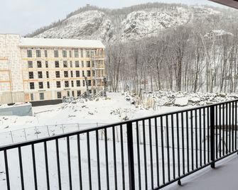 Ostrya Luxury Condo, Steps from the Slopes! - Mont-Tremblant - Balcony
