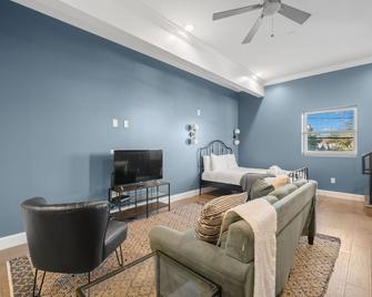 New! Mojito Manor - Stunning Studio On 7th Ave - Tampa - Sala de estar