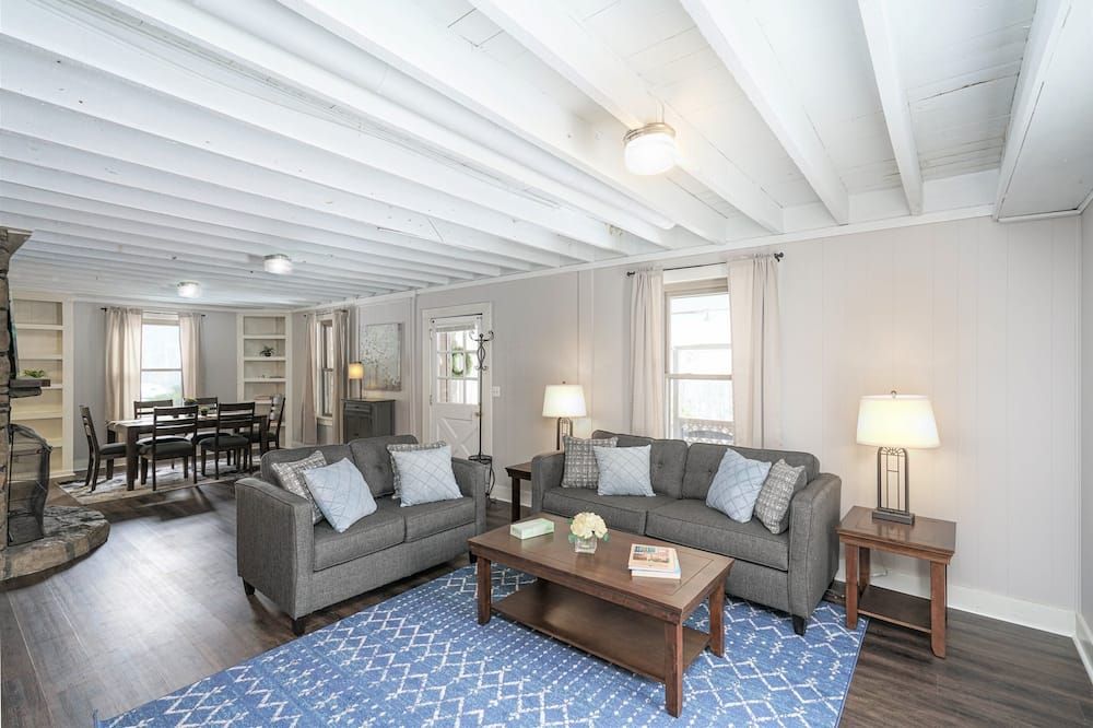 Beautiful 3bdrm Cabin°Hot Tub°Balcony°Parking° - Elkins - Wohnzimmer