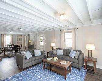 Beautiful 3bdrm Cabin°Hot Tub°Balcony°Parking° - Elkins - Huiskamer
