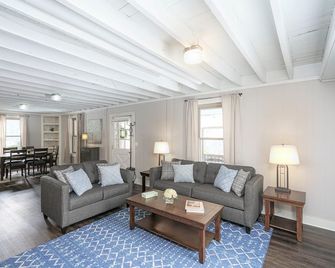 Beautiful 3bdrm Cabin°Hot Tub°Balcony°Parking° - Elkins - Wohnzimmer