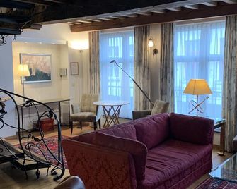 Cosy Quality Two Storey Holiday Flat In Medieval City Centre, Casa Michelangelo - Brujas - Sala de estar