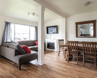 Rare 5-Bedroom Whole House | Perfect for Groups Visiting Vancouver - Vancouver - Living room