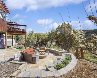 Spacious apartment w/ kitchen, wifi, great location & beautiful backyard - Eagle - Innenhof