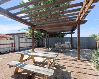 Mins 2 Downtown - King Bed - Private Stays - Austin - Hàng hiên