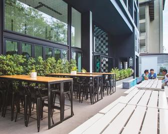 Blu Monkey Hub and Hotel Phuket (SHA Plus+) - Phuket City - Patio