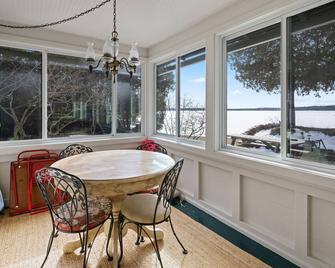 Starflower Cottage- Vintage Charm on the Lake - Baileys Harbor - Їдальня