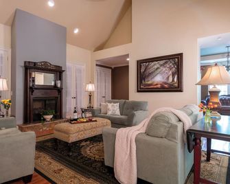The Sage Cottage - Adairsville - Wohnzimmer