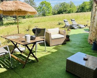 Gîte de charme bain nordique & vieilles pierre classé 3 étoiles Le Prestadou - Arcambal - Patio