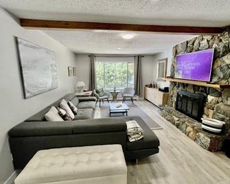 Located Directly Across From The Beach, Fire Pit, Fully Fenced Private Yard - Sicamous - Huiskamer