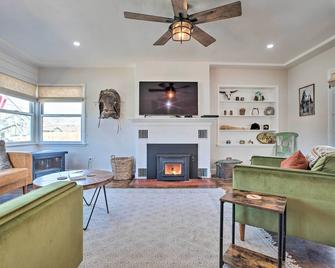 Vintage Bishop House in Downtown w/ Porch Swing! - Bishop - Living room