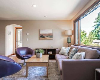 Charming Seattle Hideaway - 1 block from lake WA - Seattle - Living room