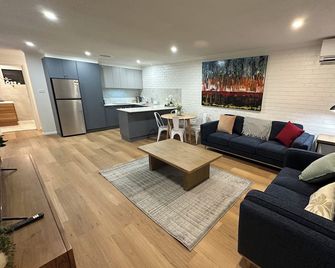 Central Cullen Apartments - Wagga Wagga - Living room