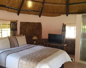Lynn's Guest House - Bulawayo - Bedroom