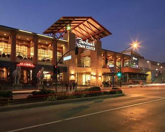 Tastefully redone studio, great location. Single or parent/child. Fully equipped - Burbank - Building