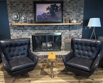 Cozy Lakefront Townhome W/ 3 Br, Wifi, Ac, Smart Tv, Kitchen. Pet Friendly! - Spicer - Lounge