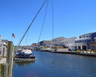 Lagoon waterfront family getaway! - Manahawkin - Outdoors view