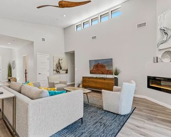 Modern Luxury Home in West Sedona with Hot Tub - Sedona - Sala de estar
