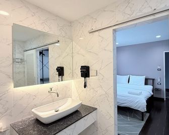 Issara House Bangkok - Bangkok - Bathroom