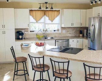Butterfly Manor - Niagara Falls - Kitchen