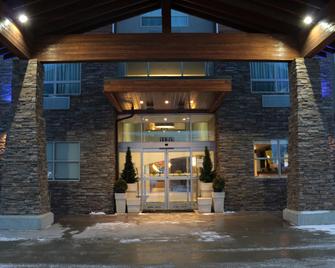 Holiday Inn Express Golden-Kicking Horse By IHG - גולדן - בניין