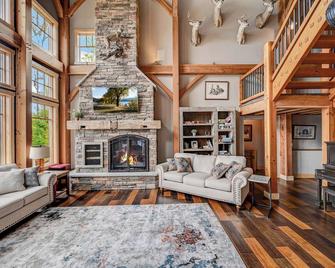 Luxury Lakefront Timber Frame Cabin: Hot Tub, Kayaks, Gym, Fishing, Sleeps 14+ - Montrose - Sala de estar