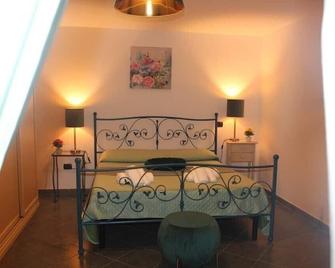 At the Norman Fort - Castelmezzano - Bedroom