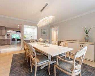 Chic Modern Glam - The Rock Royale - Rockford - Dining room