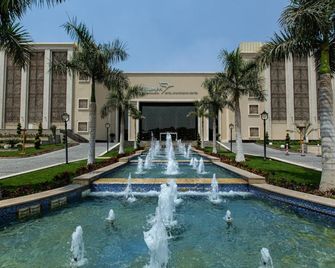 Triumph Luxury Hotel - New Cairo - Building